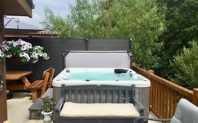 Logi-Bear Lodge With Hot Tub